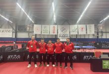 Milli sporcularımız Burak Burç ve Utku Caberoğlu, antrenörleri ile birlikte salonda poz veriyor.