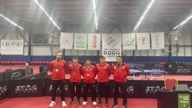 Milli sporcularımız Burak Burç ve Utku Caberoğlu, antrenörleri ile birlikte salonda poz veriyor.