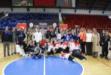 Özel sporcular ile Türkiye Özel Sporcular Spor Federasyonu yetkilileri sahada tören sonunda poz veriyor.