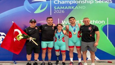 Milli sporcular Kübra Dere ve Uğurcan Özer, teknik kadro ile poz veriyor.