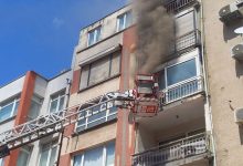 İtfaiyenin sepetli merdiveniyle balkondan tahliye çalışması yapılıyor.