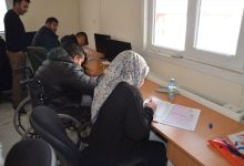 Tek sıra önünde sırtı dönük ve yan yana bulunan kursiyerler deneme sınavı oluyor.