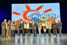 Neuro Gastro Zirve 2026 zirvesinde katılan uzmanlar sahnede bulunuyor.