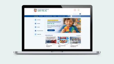 Açık gri arka plan üzerinde yer alan dizüstü bilgisayar ekranında, otizm farkındalığına yönelik hazırlanmış bir internet platformunun ana sayfası görülüyor. Ekranda puzzle parçası tutan bir çocuk fotoğrafı, bilgilendirme menüleri ve duyuru alanları yer alıyor.