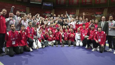 Taekwondo ve Para Taekwondo milli sporcularımız spor salonunda teknik heyet ve yöneticilerle şampiyonluk pozu veriyor.