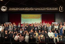 Altunizade Kültür ve Sanat Merkezi sahnesinde çekilen toplu fotoğrafta, farklı yaş gruplarından çok sayıda kişi bir arada poz veriyor. Arkadaki ekranda “Bağımsız Yaşam ve Eşitlik Zirvesi” yazısı yer alırken, katılımcıların çoğu kameraya gülümseyerek el sallıyor. Fotoğraf, kapsayıcılık ve dayanışma temalı geniş katılımlı bir etkinlik atmosferini yansıtıyor.