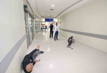 Görsel, bir hastane koridorunda gerçekleştirilen "pembe kod" (çocuk kaçırma vakalarına karşı acil durum) tatbikatını yansıtmaktadır.