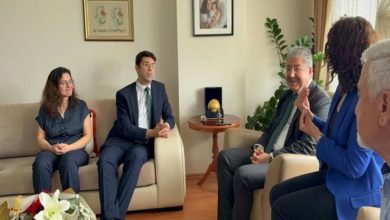 Aydınlık ve düzenli bir oturma odasında Eskişehir Valisi Dr. Erdinç Yılmaz, mühendis Gizem Uyanık , Burak Uyanık çifti ile işaret dili çevirmeni kadınla birlikte iletişim kuruyor.