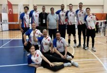 Kahramanmaraş Büyükşehir Belediye Spor takım sporcuları, Oturarak Voleybol Süper Ligi finali maçı sonrası sahada poz veriyor.