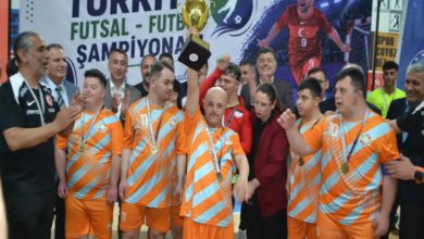 Kocasinan Belediyespor Down Takımı sporcuları kupayı kaldırıyor.