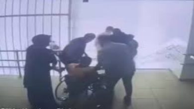 Güvenlik kamerası görüntüsünde, deprem sırasında öğretmenler engelli öğrencileri tekerlekli sandalye ile güvenli alana taşımaya çalışıyor. Kapalı bir okul alanında kaydedilen görüntü, panik anında gösterilen dayanışma ve hızlı müdahaleyi yansıtıyor.