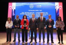 Milli Eğitim Bakanı Yusuf Tekin, UNICEF Türkiye Temsilcisi Paolo Marchi ve ellerinde plaket tutan katılımcılar yan yana sahnede bulunuyor.