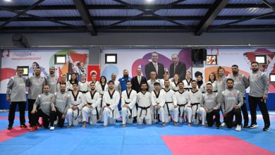 Türkiye Tekvando Federasyonu Başkanı Bahri Tanrıkulu, teknik heyet, Para Tekvando Milli Takımı sporcuları birlikte poz veriyor.