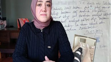Görselde başörtülü bir kadın, kamera karşısında açıklama yaparken görülüyor. Arka planda el yazısıyla hazırlanmış bir tutanak yer alırken, köşedeki ek fotoğrafta dizinden ameliyat geçirmiş bir kişinin bacağı görüntüleniyor. Görsel, bir sağlık süreci ve yaşanan mağduriyet iddiasına ilişkin haberi yansıtıyor.