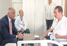 Kültür ve Turizm Bakanı Mehmet Nuri Ersoy ile sanatçı İbrahim Tatlıses oturarak sohbet ederken, yanlarında Başhekim Prof. Dr. Emre Adıgüzel bulunuyor.
