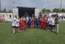 Down Futsal Milli Takımı, federasyon yönetimi ile sahada poz veriyor.