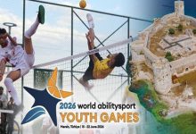 Bu görsel, bir yanda genç sporcuların ağ üzerinden yaptıkları akrobatik bir ayak voleybolu/sepak takraw mücadelesini, diğer yanda ise deniz kıyısındaki tarihi bir kaleyi gösterirken, ortada 2026 World Abilitysport Youth Games etkinliğinin tanıtım logosu yer almaktadır.