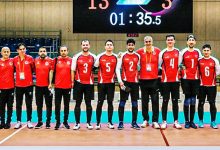 Goalball Erkek Milli Takımı teknik heyetle sahada poz veriyor.