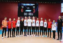 Golbol Erkek Milli Takımımız ve teknik kadro 6-3 skoru gösteren tabela önünde poz veriyor.