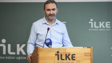 İlim Kültür Eğitim (İLKE) Vakfı Yönetim Kurulu Üyesi Kurtuluş Öztürk, kürsüde konuşma yapıyor.