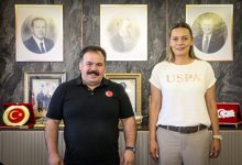 Türkiye İşitme Engelliler Spor Federasyonu Başkanı Dursun Gözel ile Antrenör Oya Erginay yan yana poz veriyor.