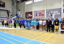 İşitme Engelliler Voleybol Türkiye Şampiyonası açılış töreninde sporcular ve antrenörleri bulunuyor.