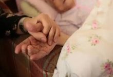 Görselde, yatakta uzanan yaşlı bir kişinin elini tutan başka bir kişi görülüyor. Yakın plandaki bu temas; bakım, destek ve duygusal dayanışma hissini öne çıkarırken, yaşlı bireylerin sosyal destek ihtiyacını çağrıştıran sakin ve içten bir anı yansıtıyor.