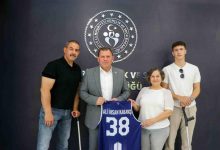 Kayseri Bedensel Engelliler Spor Kulübü Başkanı Zöhre Akşar, Başkan Yardımcısı Levent Özocak ve Tekerlekli Sandalye Basketbol Takımı sporcusu Ahmet Yanık, Gençlik ve Spor İl Müdürü Ali İhsan Kabakcı'yıa otuz sekiz numaralı formayı hediye ediyor.