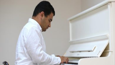 Otizmli müzik öğretmenliği Ertuğrul Gök, piyano çalıyor.