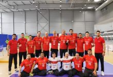 Oturarak Voleybol Erkek A Milli Takımımız, teknik heyetle maç pozu veriyor.