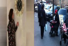 İki kareden oluşan görselde farklı yaşam anları yer alıyor. Sol karede bir kadın ev ortamında duvardaki büyük saatin yanında duruyor. Sağ karede ise kaldırım üzerinde tekerlekli sandalye kullanan bir kişi küçük bir satış tezgâhının yanında görülüyor; çevrede yayalar ve araçlar bulunuyor. Görsel, gündelik yaşam ve toplumsal katılım temalarını yansıtıyor.