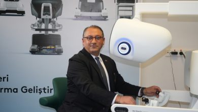 Cordamed Yönetim Kurulu Başkanı Volkan Uyanık, cerrahi robot başında bulunuyor.