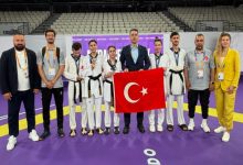 Para Taekwondo Milli Sporcularımız, federasyon yönetimi ile teknik kadro Türk bayrağı tutarak poz veriyor.