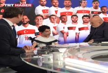 Bir televizyon stüdyosunda gerçekleşen yayında, genç bir çocuk masada sunucularla sohbet ediyor. Arka planda Türkiye forması giymiş sporcuların büyük görselleri yer alırken, TRT Haber logosu ekranda görünüyor. Spor odaklı sıcak ve samimi bir yayın anı yansıtılıyor.