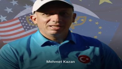 Görselde spor kıyafetleri ve şapkasıyla kameraya dönük duran bir kişi yer alıyor. Üzerindeki formadaki Türk bayrağı detayı dikkat çekerken, arka planda bayrak ve spor temalı grafikler bulunuyor. Alt bölümde kişinin adı ve para golf ile bağlantılı bir tanıtım bilgisi yer alıyor; görsel genel olarak uluslararası spor temsili ve başarı temasını yansıtıyor.