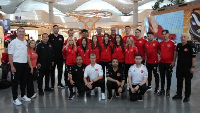 Türkiye Kadın ve Erkek Goalball Milli Takımları oyuncuları ve teknik heyet havaalanında poz veriyor.