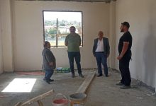 Dernek yöneticileri inşaat alanında inceleme yapıyor.
