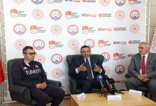 Ortada Gençlik ve Spor Bakan Yardımcısı Hamza Yerlikaya konuşma yapıyor, solda milli para atlet Serkan Yıldırım ve sağda Türkiye Görme Engelliler Spor Federasyonu Başkanı Ayhan Yıldırım basın toplantısında bulunuyor ve koltuklarda oturuyorlar.