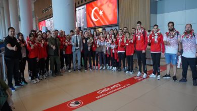 Türkiye Özel Sporcular Spor Federasyonu yetkilileri, antrenörler ve Özel Milli Takım sporcularımız, havaalanında bir arada fotoğraf karesinde yer alıyor.