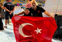 Para Bocce milli sporcusu Havva Alyurt, antrenörü ile birlikte Türk bayrağı açarak poz veriyor.