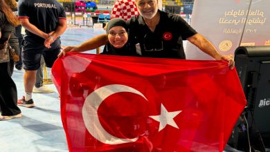 Para Bocce milli sporcusu Havva Alyurt, antrenörü ile birlikte Türk bayrağı açarak poz veriyor.