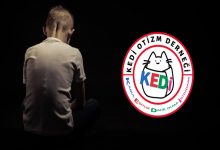 Görselde, siyah arka plan önünde sırtı kameraya dönük şekilde oturan bir çocuk yer alıyor. Sağ tarafta ise KEDİ Otizm Derneği'nin logosu bulunuyor. Görsel, otizm ve çocuklara yönelik farkındalık temasını yansıtıyor.