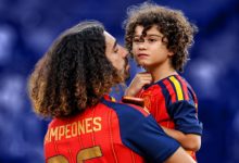 Futbolcu Marc Cucurella, kucağında tuttuğu otizmli oğlunun yüzünü öpmeye yakın bir mesafede olduğu görülüyor.