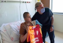 Galatasaray'lı Futbolcu Lucas Torreira, forma hediye ettiği tedavi gören gençle fotoğraf çektiriyor.