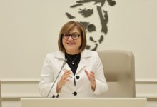 Gaziantep Büyükşehir Belediye Başkanı Fatma Şahin, kürsüden konuşma yapıyor.