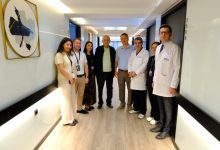 Kanser tedavisi gören Sakhi Kenzhegul ve Kazakistan İzmir Başkonsolosu Bauyrzhan Akatayev, Egepol Hastaneleri'nde görevli doktorlarla hastane koridorunda bulunuyor.