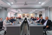 Karaman Valisi Hayrettin Çiçek başkanlığında gerçekleştirilen toplantıda, uzun bir konferans masasının iki yanında kamu kurumlarının temsilcileri yer alıyor.