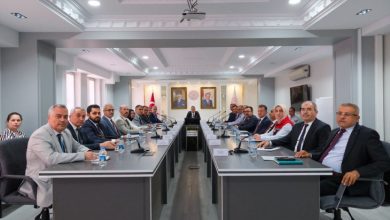 Karaman Valisi Hayrettin Çiçek başkanlığında gerçekleştirilen toplantıda, uzun bir konferans masasının iki yanında kamu kurumlarının temsilcileri yer alıyor.