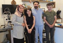 Göz Hastalıkları Uzmanı Op. Dr. M. Celal Öcal, kliniğinde aileyle ayakta durarak poz veriyor.
