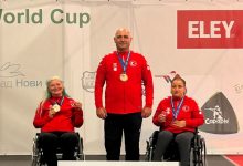 Para Atıcılık Milli Takım sporcuları madalyaları tutarak poz veriyor.